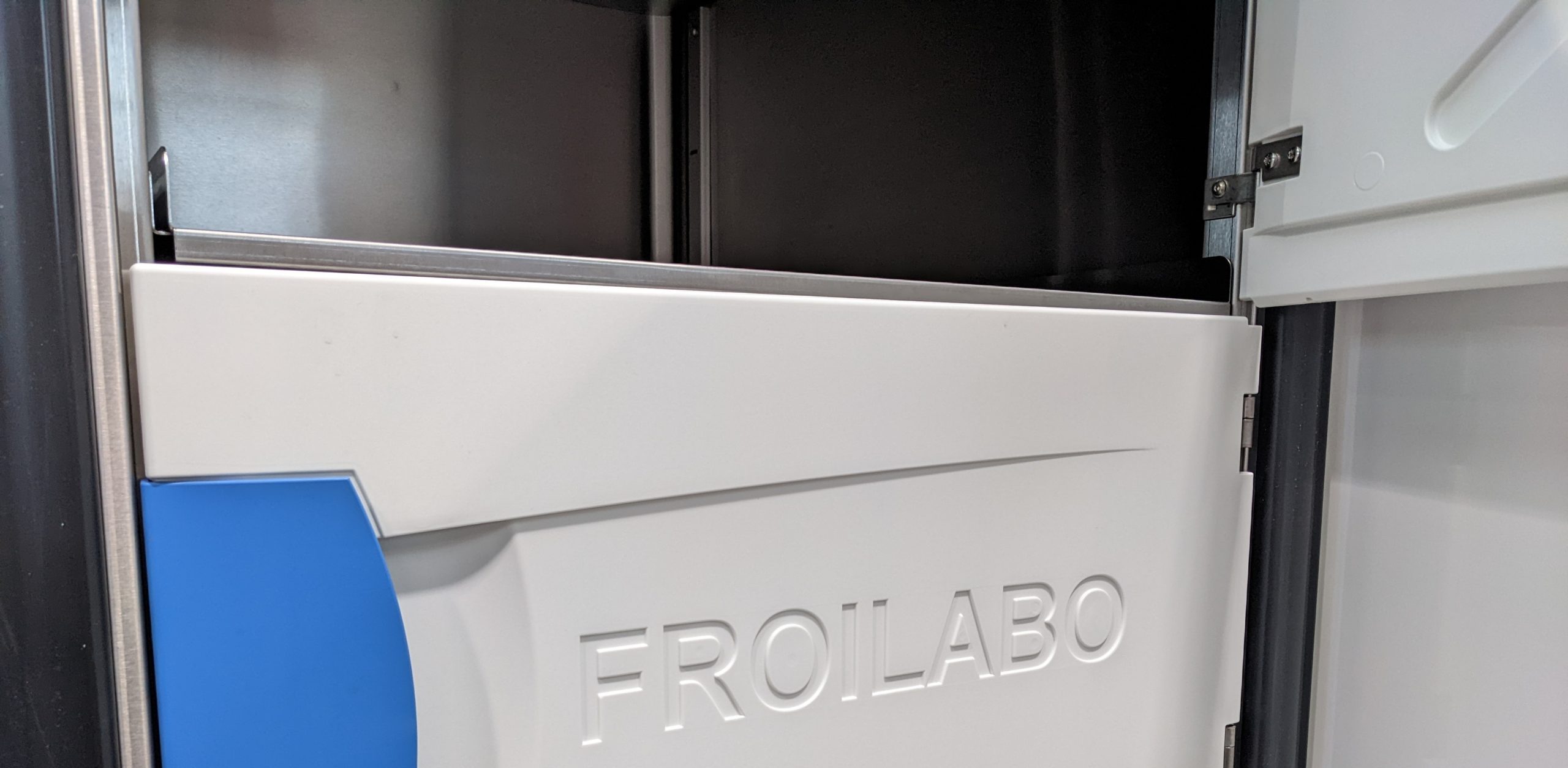 Racks de congélateur de laboratoire disponibles chez Froilabo. Adaptés pour le rayonnage de congélateur.