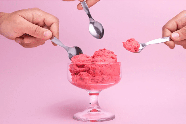Liquid nitrogen ice cream is a popular liquid nitrogen dessert.